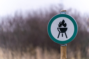 Znak informacyjny z symbolem grilla – dozwolone miejsce na ognisko lub grillowanie na łonie natury © Kacper