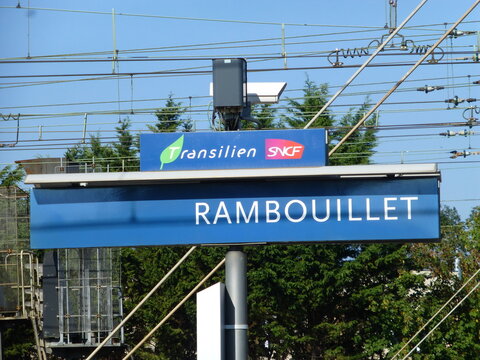 Location sign for Rambouillet station - Panneau de localisation de la gare de Rambouillet