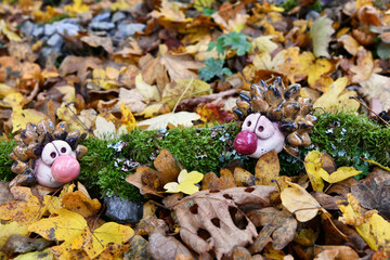 Niedliche Keramikigelchen mit Herbstlaub