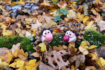 Niedliche Keramikigelchen mit Herbstlaub