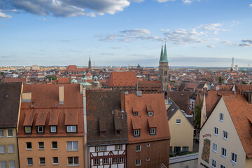 Obraz premium Nuremberg Castle (Kaiserburg Nürnberg) in Bavaria, showcasing its medieval towers, historic stone walls, and iconic old-town atmosphere under clear daylight.