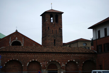 Eine alte Backsteinkirche in Mailand, Italien.