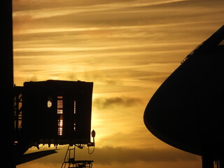 Avi&atilde;o e nascer do dia