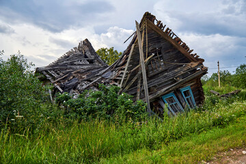 The village of Gorki in the Tver region. This is how abandoned houses die.
