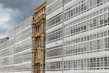 Fa&ccedil;ades des immeubles en face de la marina de La Corogne en Galice