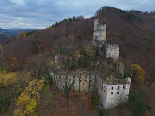 aus Drohnensicht, Schlossruine mit Burgruine Thernberg in Scheiblingkirchen-Thernberg,...