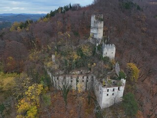 aus der Vogelperspektive, die Schlossruine mit Burgruine Thernberg in Scheiblingkirchen-Thernberg,...