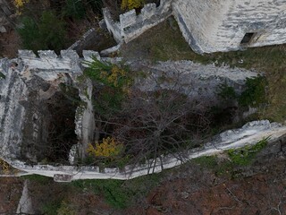 tiefer Blick Blick in die Burgruine mit Schlossruine Thernberg in Scheiblingkirchen-Thernberg,...