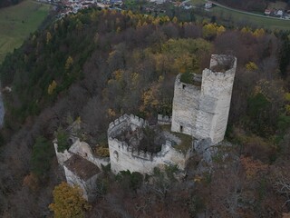 Drohnenblick auf den Bergfried und die Burgruine und Schlossruine Thernberg, Niederösterreich 