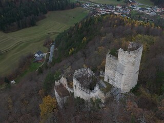 Drohnenblick auf den Bergfried und die Burgruine und Schlossruine Thernberg 