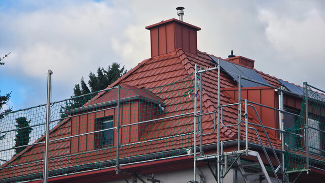 Dachsanierung - Neues Dach mit Gaube und PV-Anlage