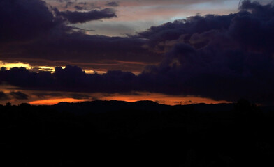 Hermosa puesta de sol en las montañas
