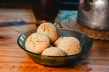 Cuenco de chipas almidón con mate de fondo sobre la mesa, Cultura misionera.