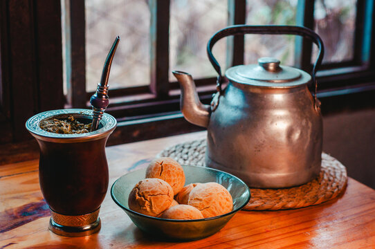 Mate con chipitas y pava de acero en la mesa de la cocina, desayuno t&iacute;pico de Misiones Argentina