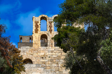 Grecja, Ateny. Fragment wzg&oacute;rza Akropolu z elementami budowli antycznej