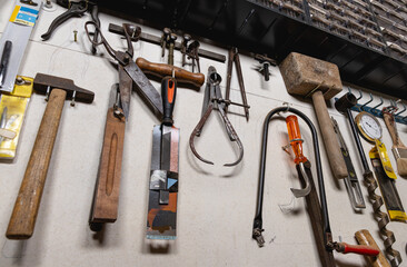 Plan d&rsquo;un atelier montrant un &eacute;tabli et un assortiment d&rsquo;outils.