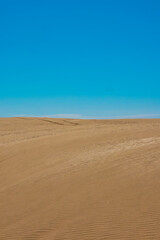 Arena y cielo despejado