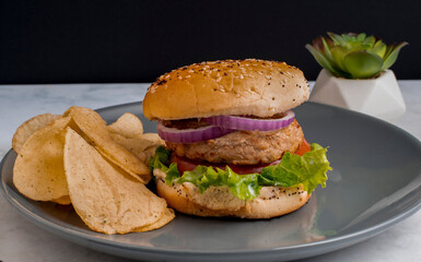 turkey burger with potato chips,