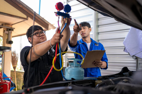 Mechanics refrigerating car air conditioning system together