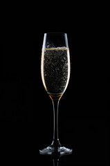 黒地に浮かぶ金色の反射が贅沢さを語りラグジュアリー文脈で強く効く表現. 生成AI