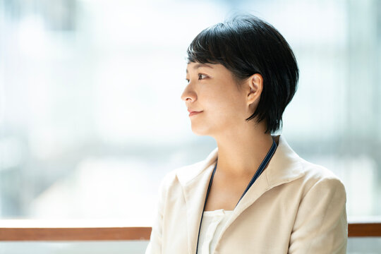 スーツ姿で室内にいる女性の横顔