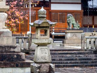 雨に濡れた神社の石灯籠