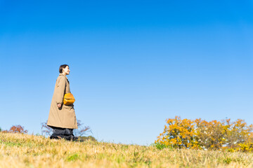 丘を歩く女性　ライフスタイルイメージ
