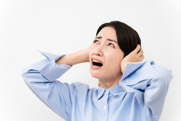 長袖シャツを着ている女性