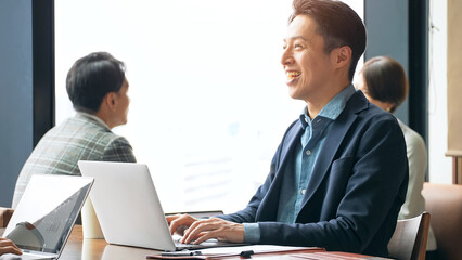 Obraz premium ロビーで面談するカジュアルなビジネスパーソンのグループ