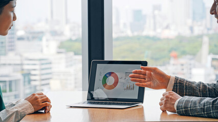 コンサルタント、コンサルティング、アドバイザー、経営、店舗、飲食店、相談、ノートパソコン、PC、DX、レポート、報告、人材、チームワーク、会議、ミーティング、面談、画面、グラフ、分析、売り上げ、コスト、仕入れ、ビジネス、カフェ、居酒屋、取引、提案、営業、効果、効率化、業務、事務、クラウド、ERP、IT、電子化、仕事、マーケティング、顧客満足度、コピースペース、広告、計算、顔なし、ビジネスパーソン、