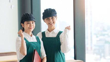 店内でガッツポーズする飲食店店員