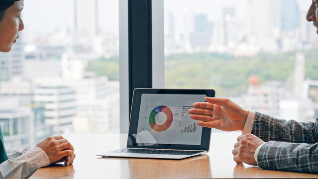 コンサルタント、コンサルティング、アドバイザー、経営、店舗、飲食店、相談、ノートパソコン、PC、DX、レポート、報告、人材、チームワーク、会議、ミーティング、面談、画面、グラフ、分析、売り上げ、コスト、仕入れ、ビジネス、カフェ、居酒屋、取引、提案、営業、効果、効率化、業務、事務、クラウド、ERP、IT、電子化、仕事、マーケティング、顧客満足度、コピースペース、広告、計算、顔なし、ビジネスパーソン、