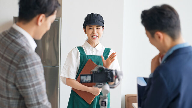 店内でPR動画を撮影する飲食店店員と撮影スタッフ