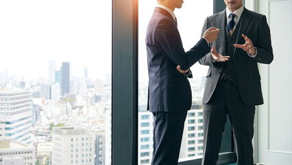 ロビーで会話するビジネスパーソンのグループ