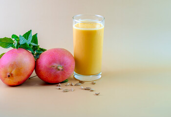 A mango juice with some mangoes 