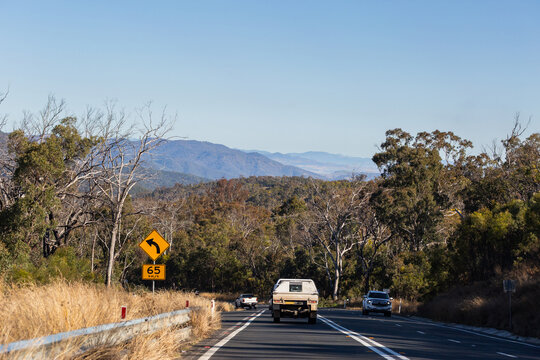 recommended speed sign for bend in highway road descending from great dividing range hills