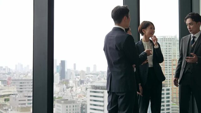 オフィスで会話するビジネスパーソンのグループ