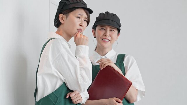 店の隅でヒソヒソ話をする飲食店店員