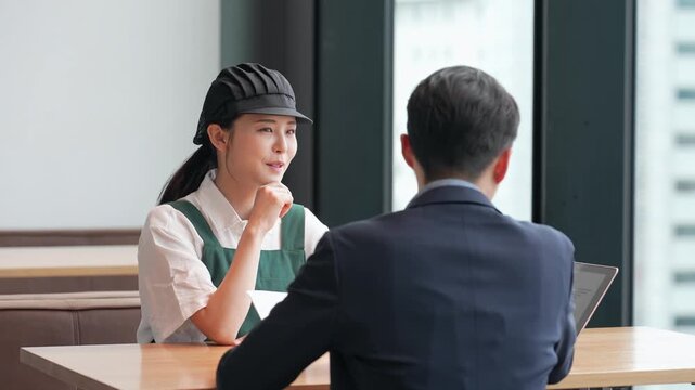 コンサルタントと面談する飲食店店員