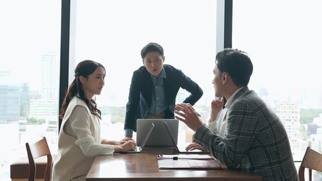 オフィスで会議するカジュアルなビジネスパーソンのグループ