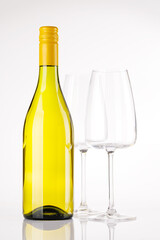 Naklejka premium White wine bottle and glasses on white background