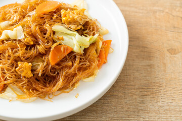 stir fried vermicelli with cabbage, carrot and egg