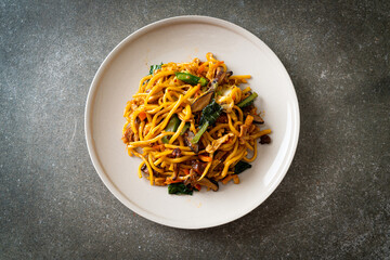 stir-fried yakisoba noodles with vegetable in vegan style