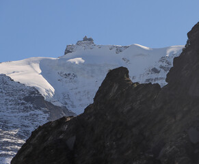 Majestätische Alpenlandschaft; Blick auf das Jungfraujoch mit Observatorium