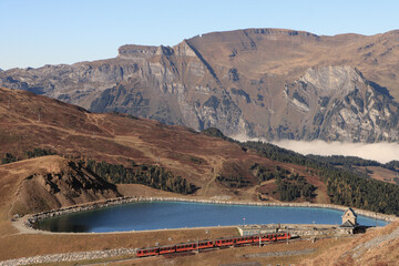 Fallbodensee mit Sägrissa und Bira, davor die Jungfraubahn