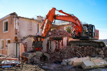 Excavator demolishing old building on construction site © Sandra Alkado