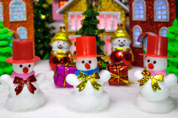 Among the houses of the Christmas village there are five snowmen with gifts