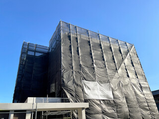 小型マンションの大規模修繕、足場と防音ネット