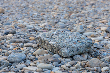 小石だらけの河原にある玉石コンクリート