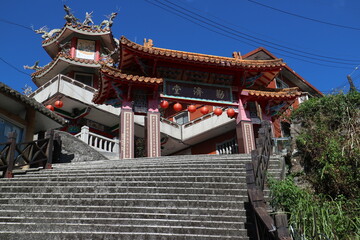 金瓜石勧済堂の門と参道